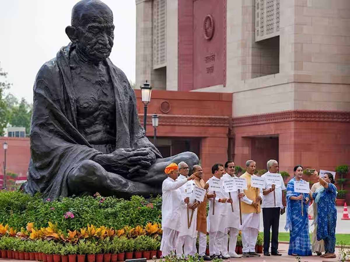 गहलोत सरकार के खिलाफ संसद में गांधी प्रतिमा के सामने भाजपा का प्रदर्शन